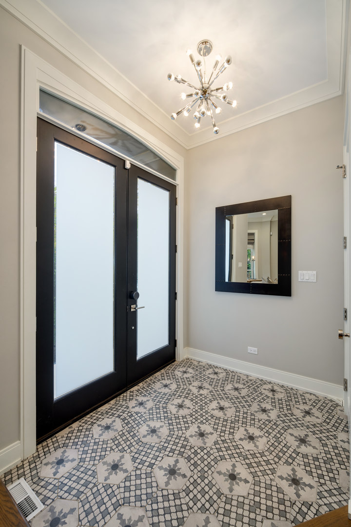 2119 N Kenmore Avenue