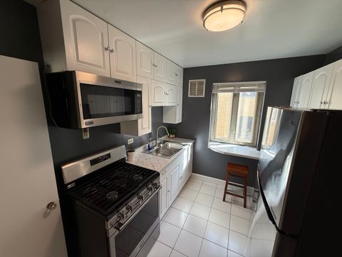 Tiny photo for 2032 E 72nd Place #2E, Chicago, IL 60649 (MLS # 12482833)