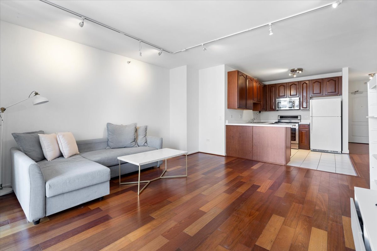 Chicago, Illinois 60654, United States, 1 Bedroom Bedrooms, ,1 BathroomBathrooms,Residential,Active,227011