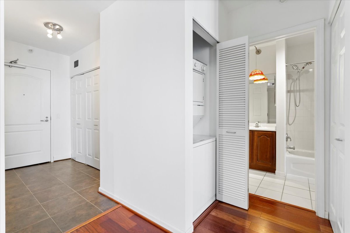 Chicago, Illinois 60654, United States, 1 Bedroom Bedrooms, ,1 BathroomBathrooms,Residential,Active,227011