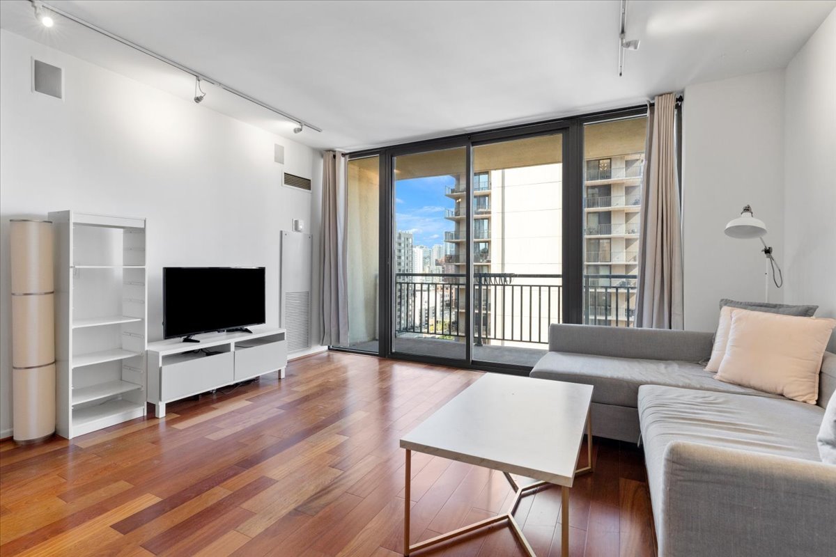 Chicago, Illinois 60654, United States, 1 Bedroom Bedrooms, ,1 BathroomBathrooms,Residential,Active,227011