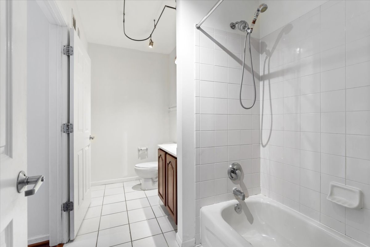 Chicago, Illinois 60654, United States, 1 Bedroom Bedrooms, ,1 BathroomBathrooms,Residential,Active,227011