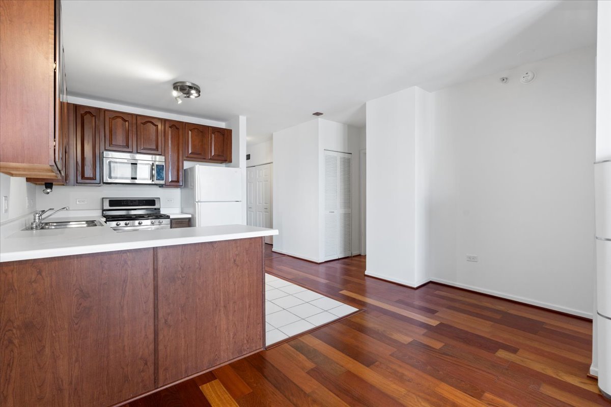 Chicago, Illinois 60654, United States, 1 Bedroom Bedrooms, ,1 BathroomBathrooms,Residential,Active,227011