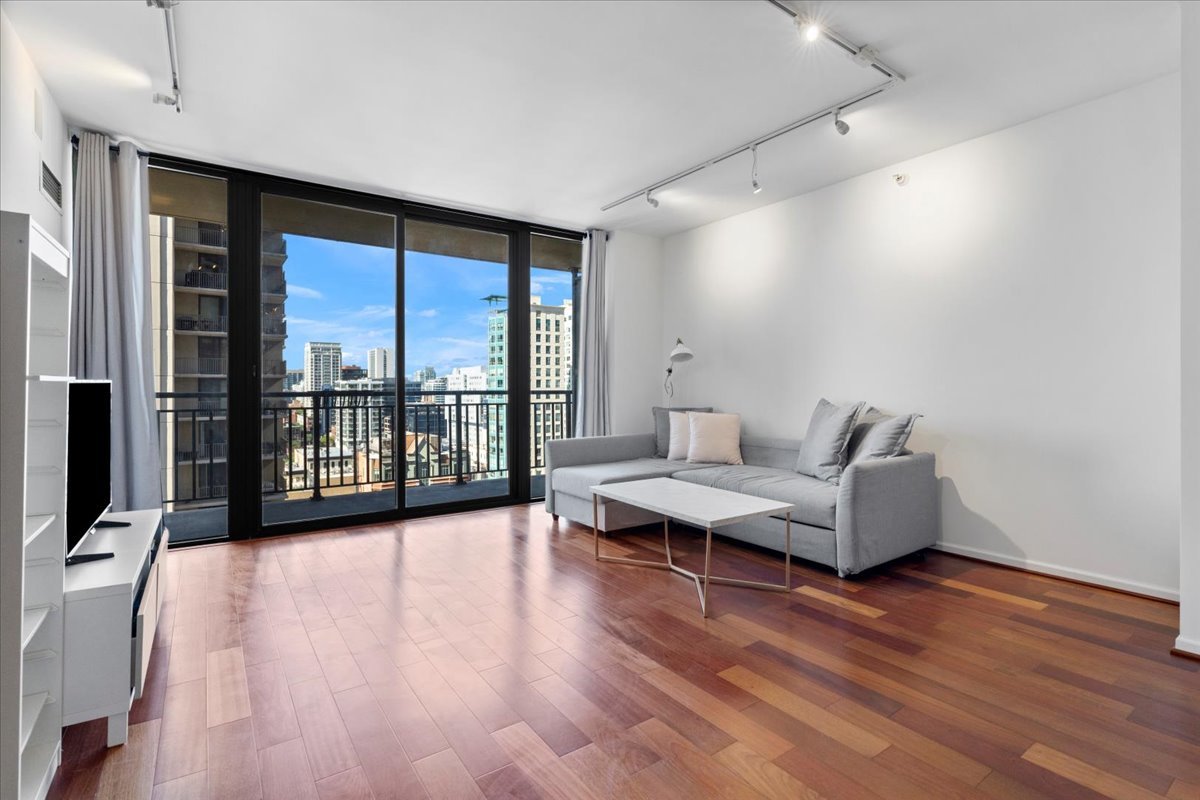 Chicago, Illinois 60654, United States, 1 Bedroom Bedrooms, ,1 BathroomBathrooms,Residential,Active,227011