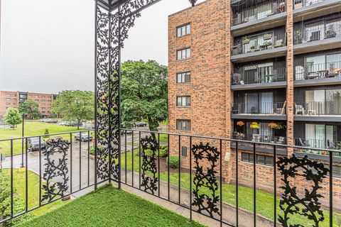 Tiny photo for 9382 Landings Lane #K307, Des Plaines, IL 60016 (MLS # 12681675)