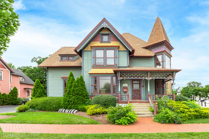 Photo 1 of 28 — 302 S Main Street, Algonquin, IL 60102