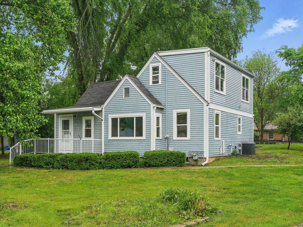 Photo for 318 David Court, Island Lake, IL 60042 (MLS # 12382897)