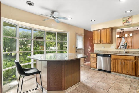Tiny photo for 211 W Pickwick Road, Arlington Heights, IL 60005 (MLS # 12765825)
