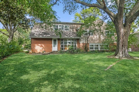 Tiny photo for 211 W Pickwick Road, Arlington Heights, IL 60005 (MLS # 12765825)