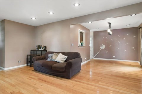 Tiny photo for 211 W Pickwick Road, Arlington Heights, IL 60005 (MLS # 12765825)