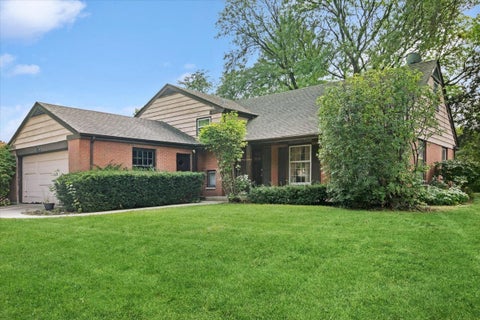 Photo of 211 W Pickwick Road, Arlington Heights, IL 60005 (MLS # 12765825)
