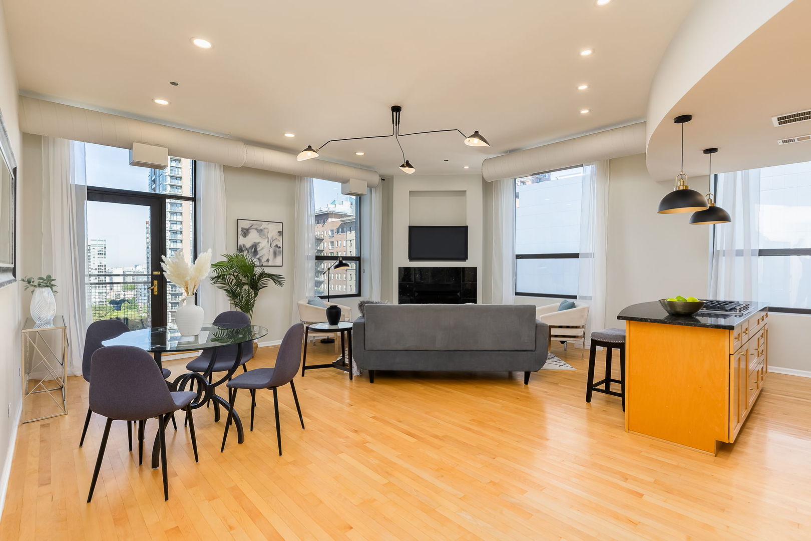 910 S Michigan Avenue 1211