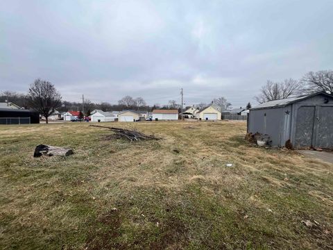 Tiny photo for 3302 Rockingham Rd Road, Davenport, IA 52802 (MLS # 100000458)