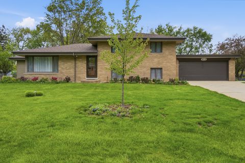 Photo of 212 E Monterey Avenue, Schaumburg, IL 60193 (MLS # 12600390)