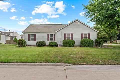 Tiny photo for 4303 27th Ave Court, Moline, IL 61265 (MLS # 12717104)