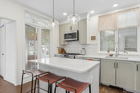 Tiny photo for 711 Clinton Avenue, Oak Park, IL 60304 (MLS # 12590224)