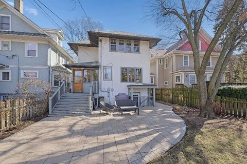 Tiny photo for 711 Clinton Avenue, Oak Park, IL 60304 (MLS # 12590224)