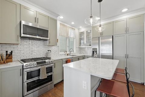 Tiny photo for 711 Clinton Avenue, Oak Park, IL 60304 (MLS # 12590224)