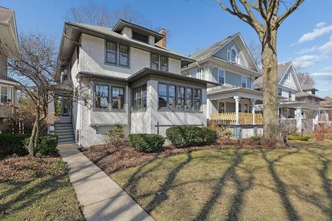 Tiny photo for 711 Clinton Avenue, Oak Park, IL 60304 (MLS # 12590224)