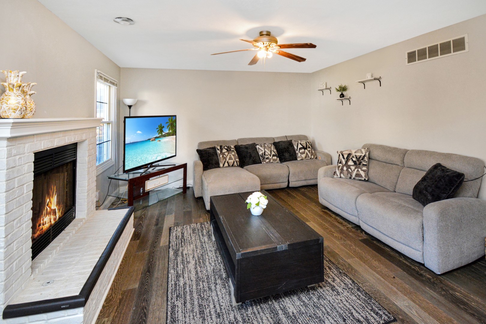 Bloomington, Illinois 61704, United States, 3 Bedrooms Bedrooms, ,3 BathroomsBathrooms,Residential,Contingent,242438