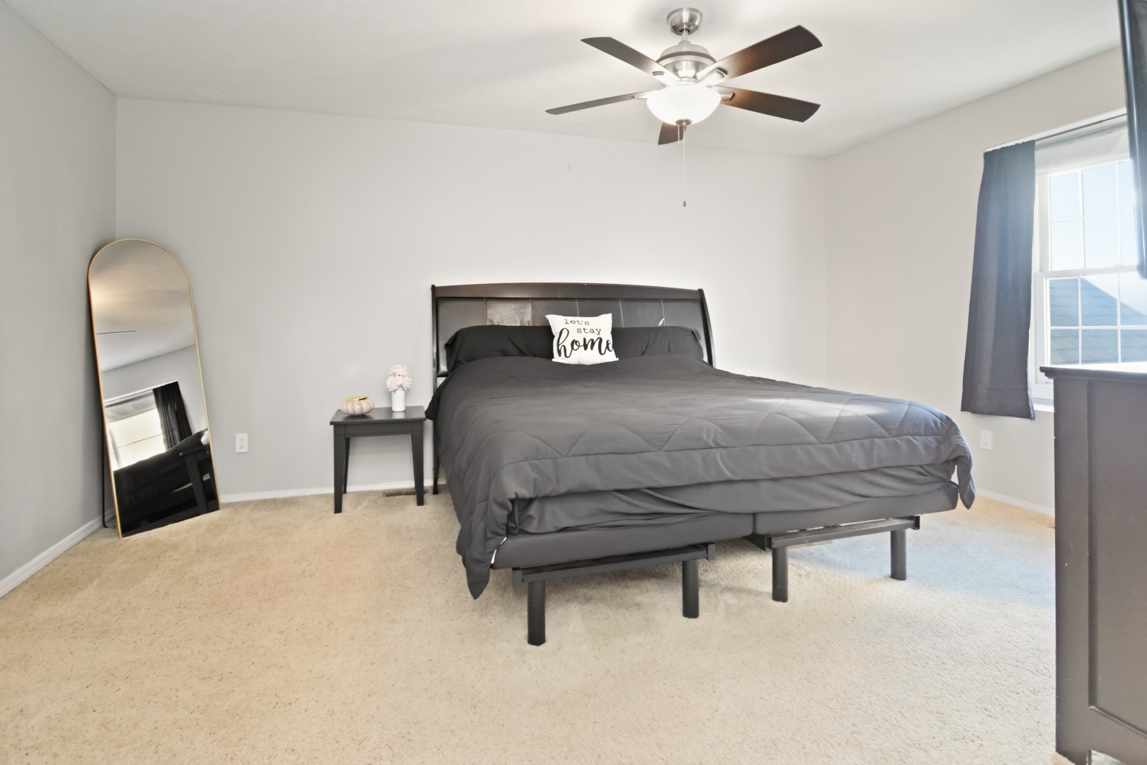 Bloomington, Illinois 61704, United States, 3 Bedrooms Bedrooms, ,3 BathroomsBathrooms,Residential,Contingent,242438