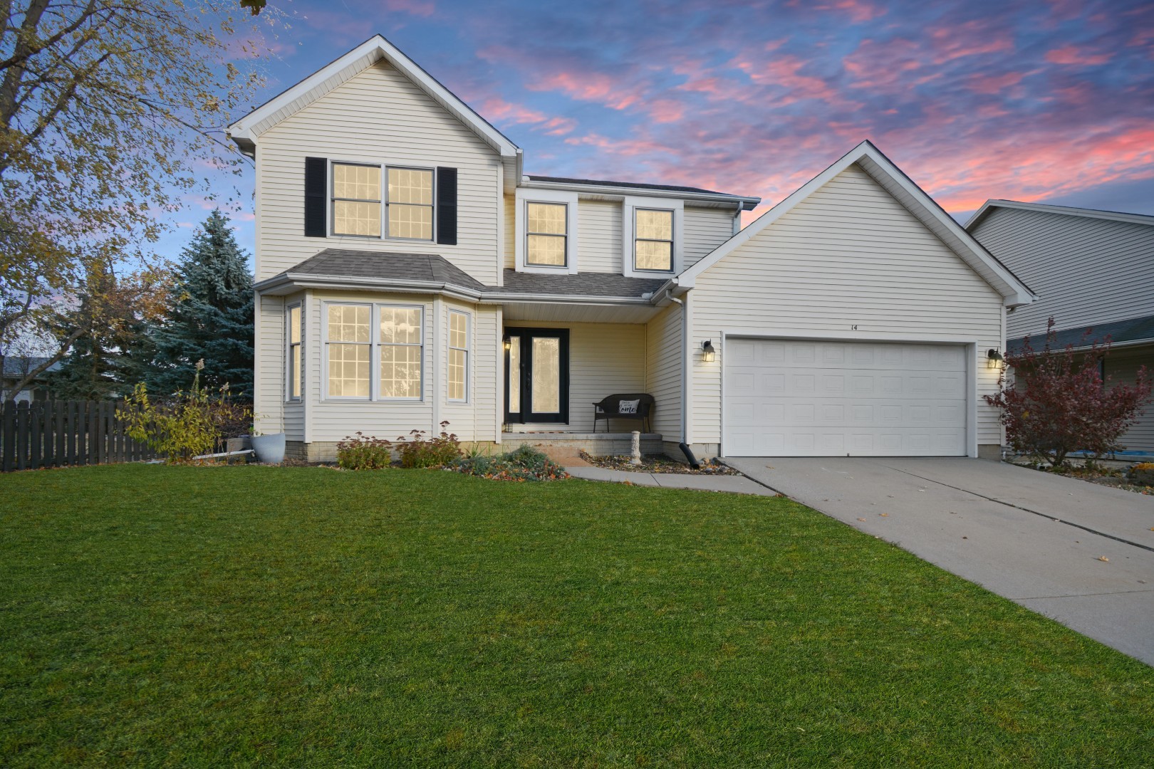 Bloomington, Illinois 61704, United States, 3 Bedrooms Bedrooms, ,3 BathroomsBathrooms,Residential,Contingent,242438