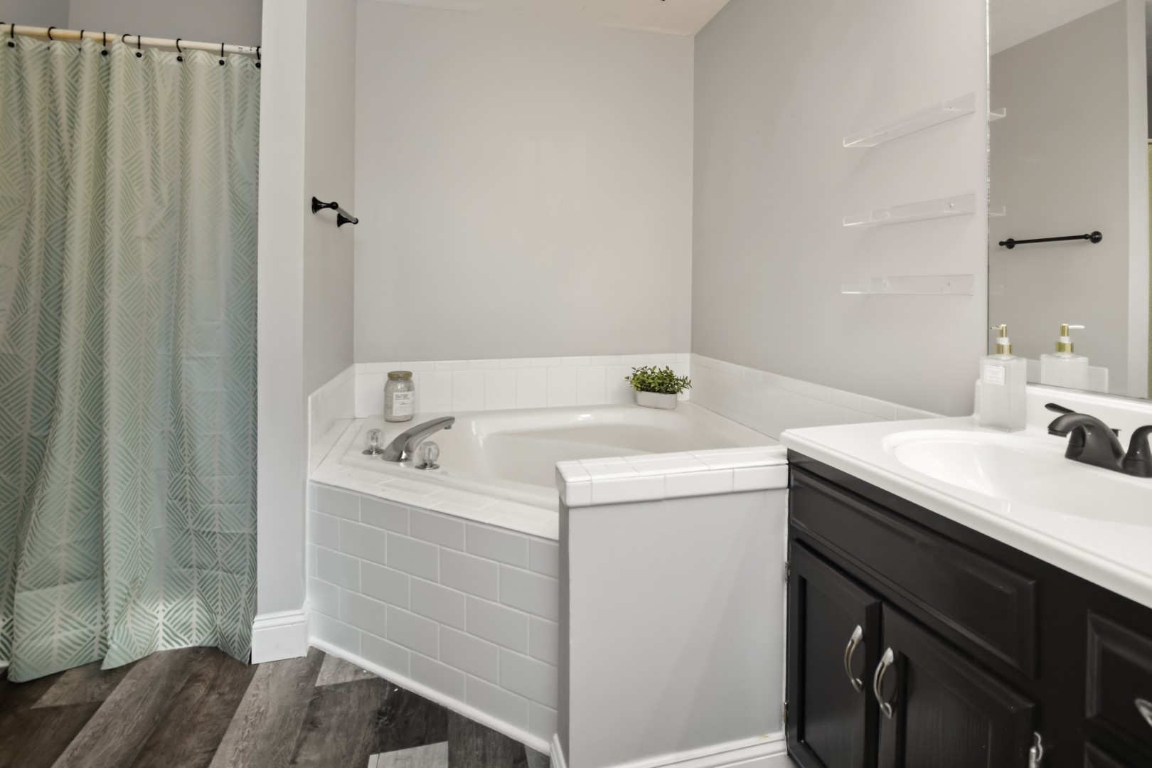 Bloomington, Illinois 61704, United States, 3 Bedrooms Bedrooms, ,3 BathroomsBathrooms,Residential,Contingent,242438