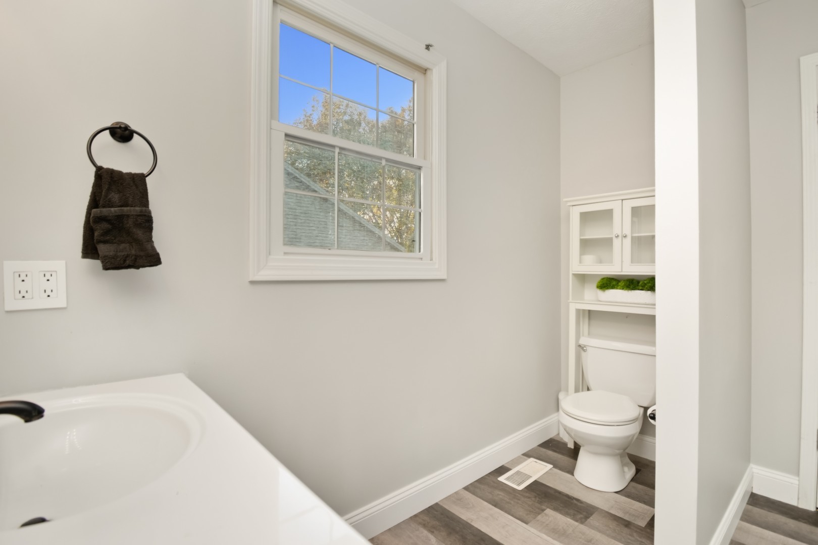 Bloomington, Illinois 61704, United States, 3 Bedrooms Bedrooms, ,3 BathroomsBathrooms,Residential,Contingent,242438