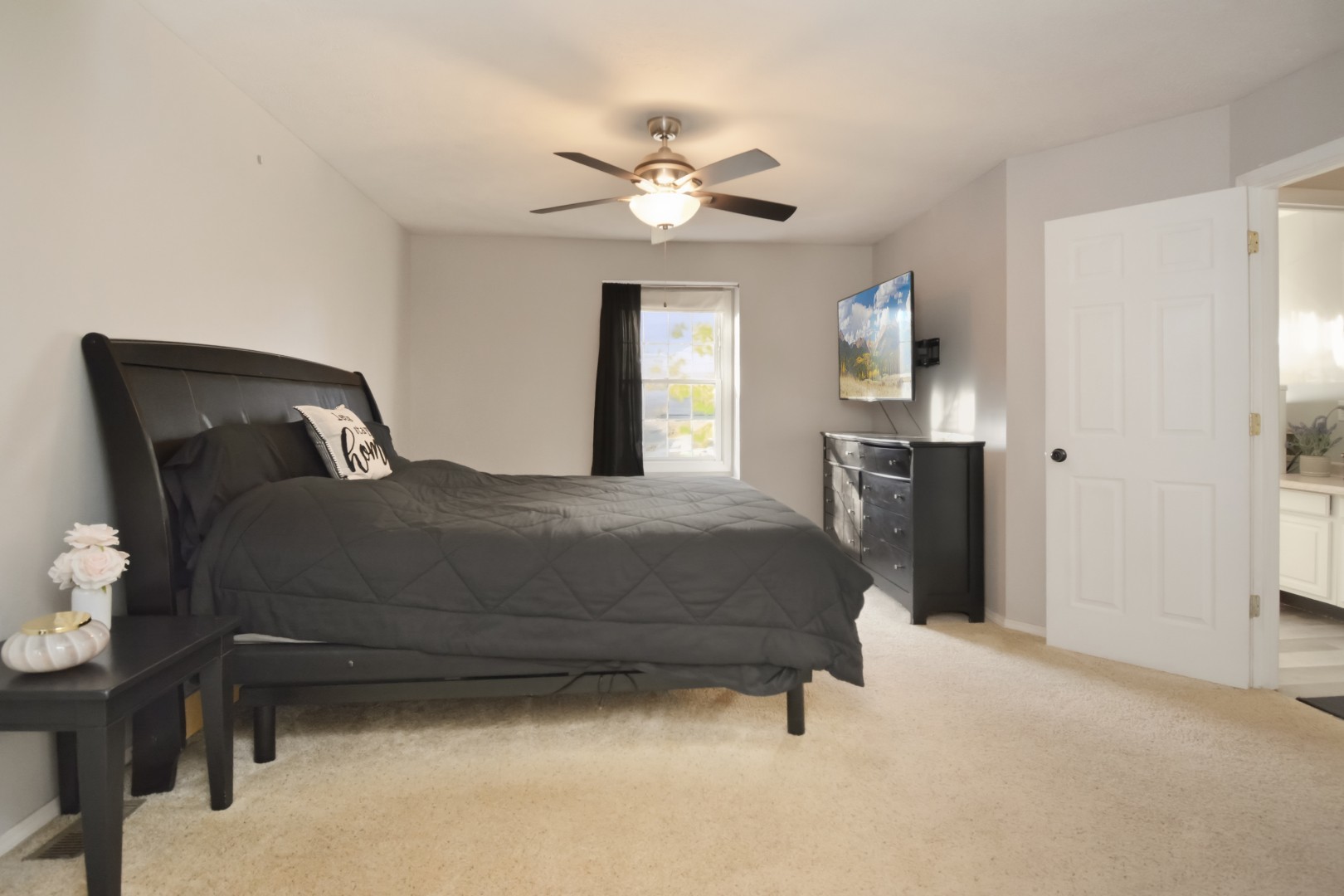 Bloomington, Illinois 61704, United States, 3 Bedrooms Bedrooms, ,3 BathroomsBathrooms,Residential,Contingent,242438