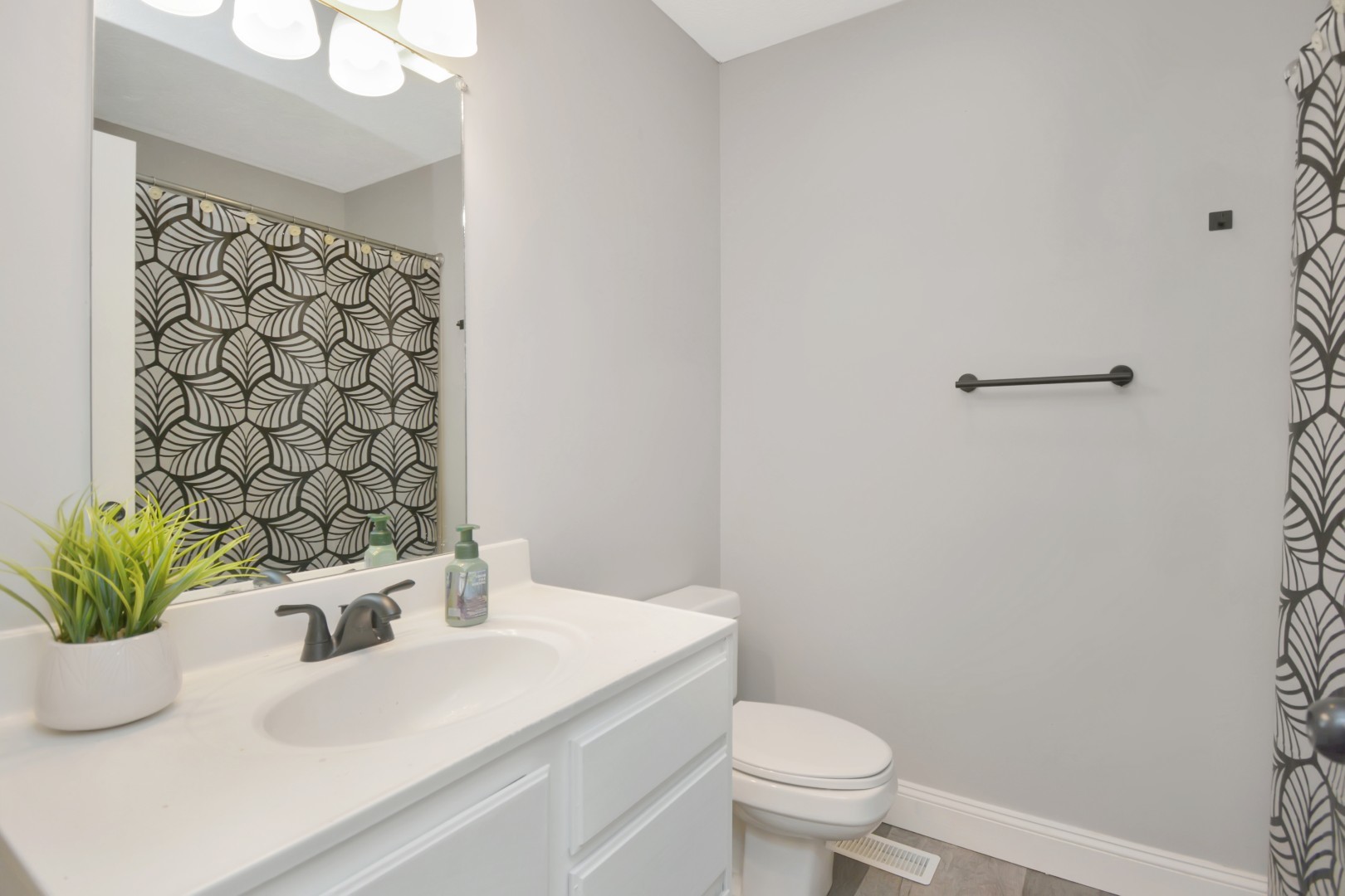 Bloomington, Illinois 61704, United States, 3 Bedrooms Bedrooms, ,3 BathroomsBathrooms,Residential,Contingent,242438