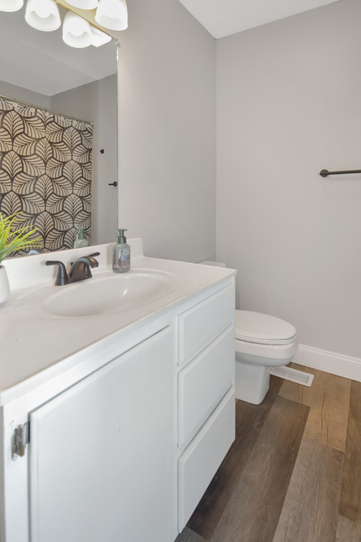 Bloomington, Illinois 61704, United States, 3 Bedrooms Bedrooms, ,3 BathroomsBathrooms,Residential,Contingent,242438