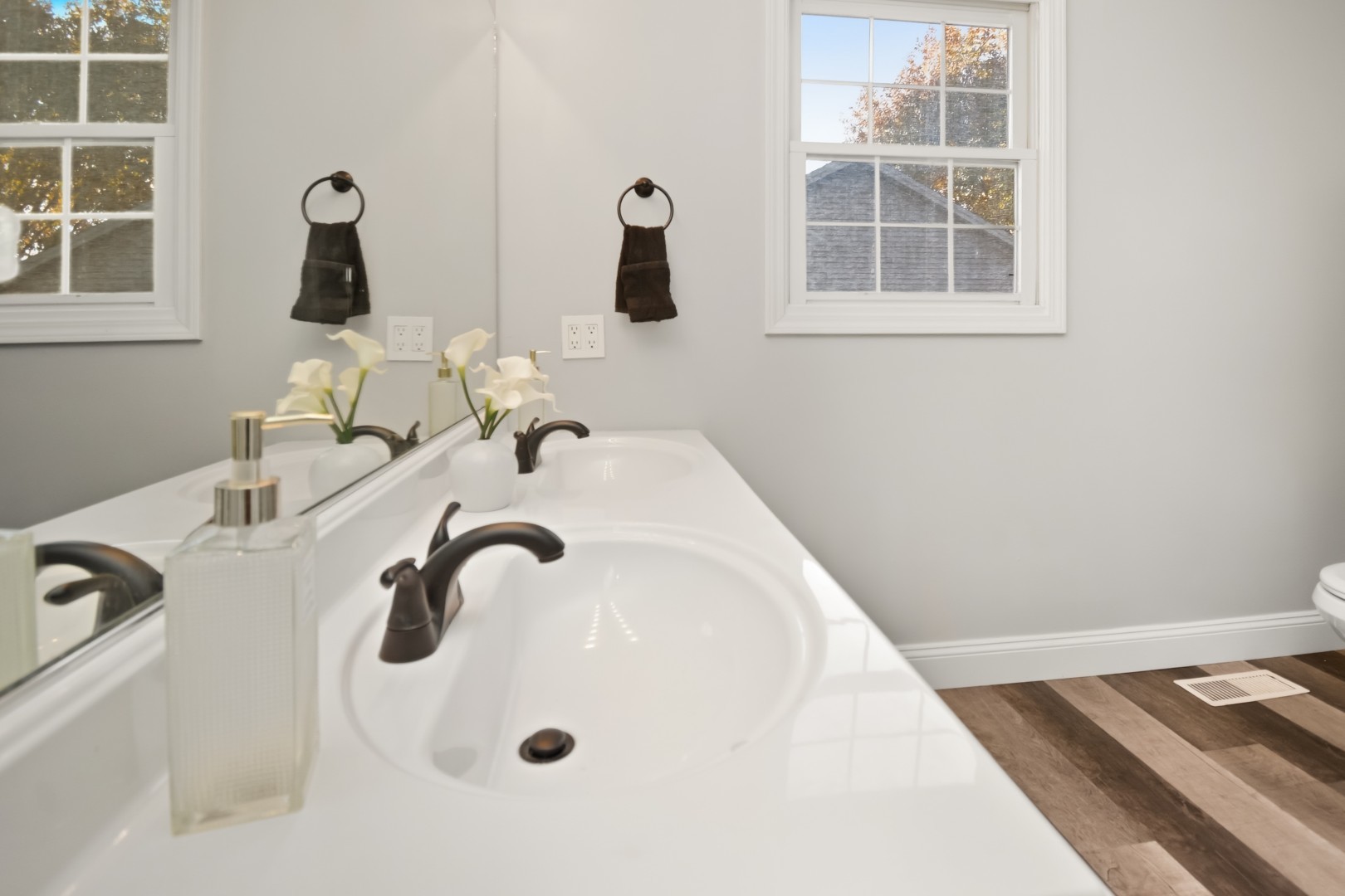 Bloomington, Illinois 61704, United States, 3 Bedrooms Bedrooms, ,3 BathroomsBathrooms,Residential,Contingent,242438