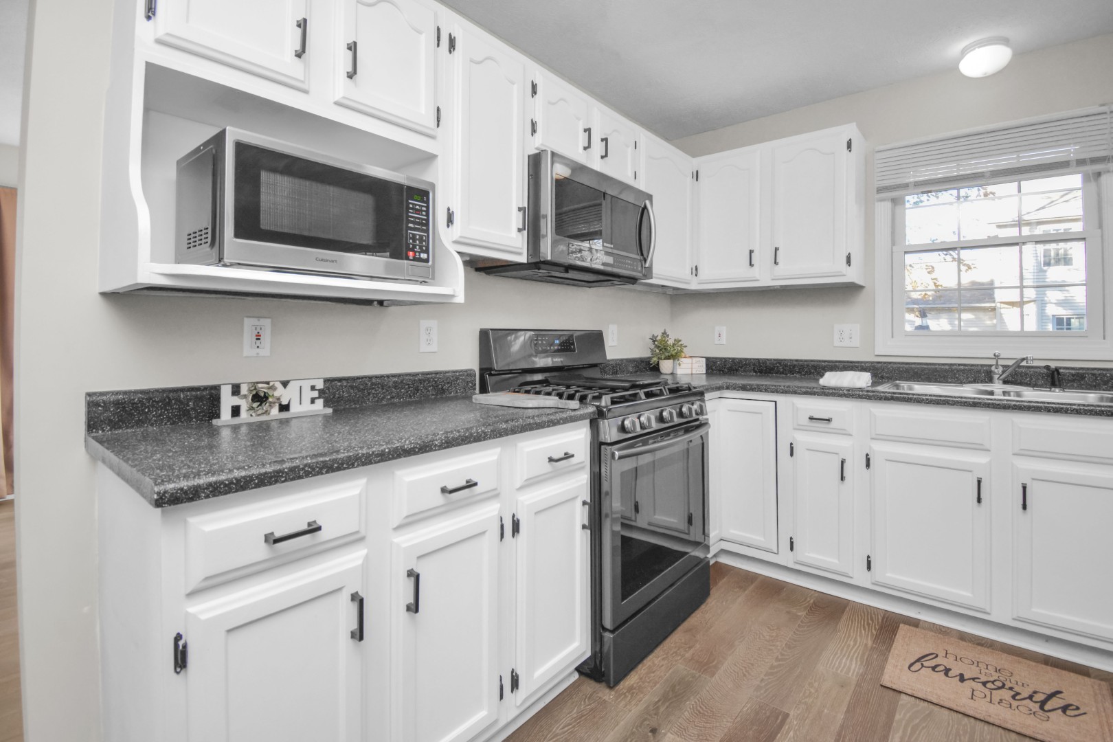 Bloomington, Illinois 61704, United States, 3 Bedrooms Bedrooms, ,3 BathroomsBathrooms,Residential,Contingent,242438