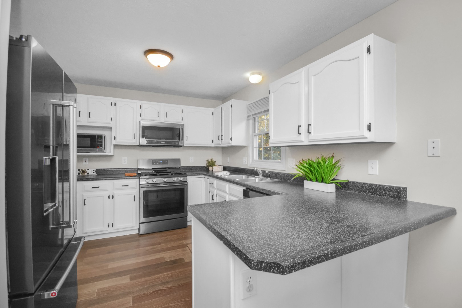 Bloomington, Illinois 61704, United States, 3 Bedrooms Bedrooms, ,3 BathroomsBathrooms,Residential,Contingent,242438