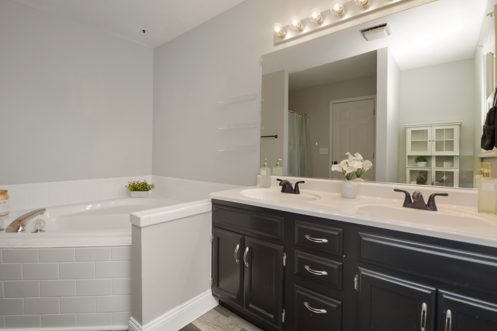 Bloomington, Illinois 61704, United States, 3 Bedrooms Bedrooms, ,3 BathroomsBathrooms,Residential,Contingent,242438