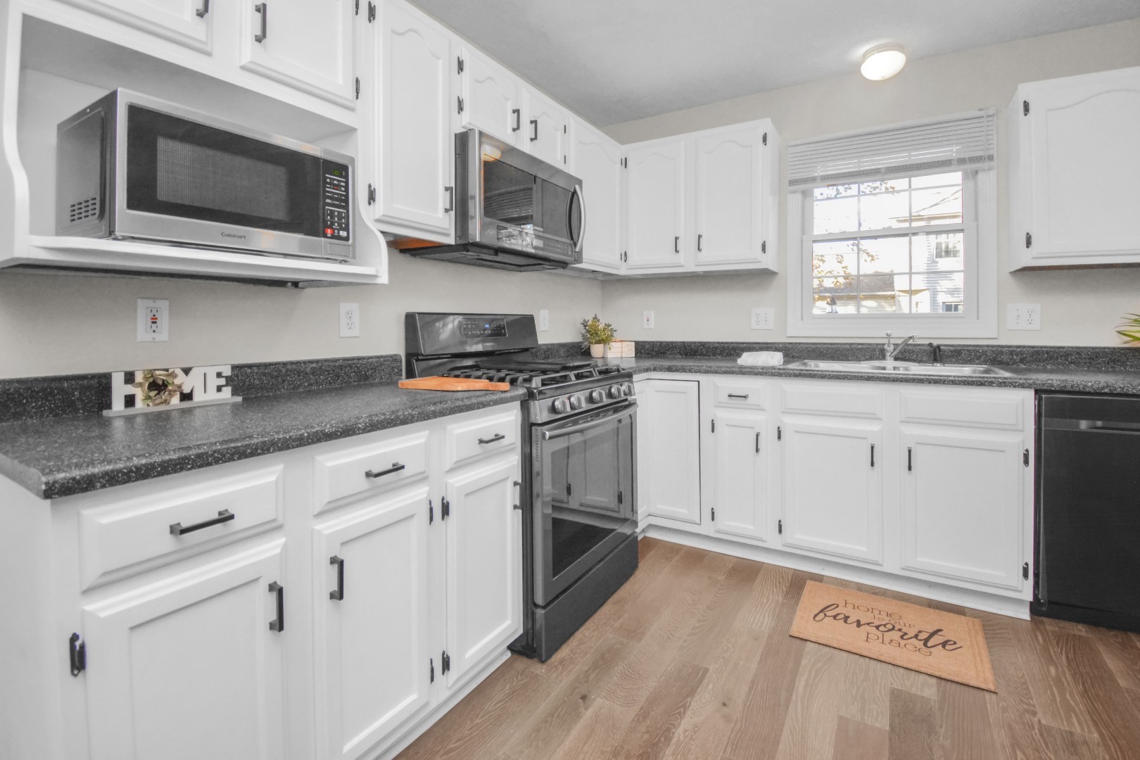 Bloomington, Illinois 61704, United States, 3 Bedrooms Bedrooms, ,3 BathroomsBathrooms,Residential,Contingent,242438