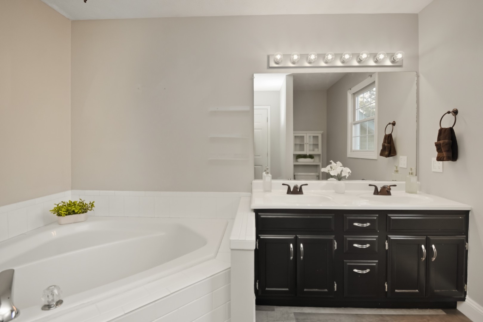 Bloomington, Illinois 61704, United States, 3 Bedrooms Bedrooms, ,3 BathroomsBathrooms,Residential,Contingent,242438