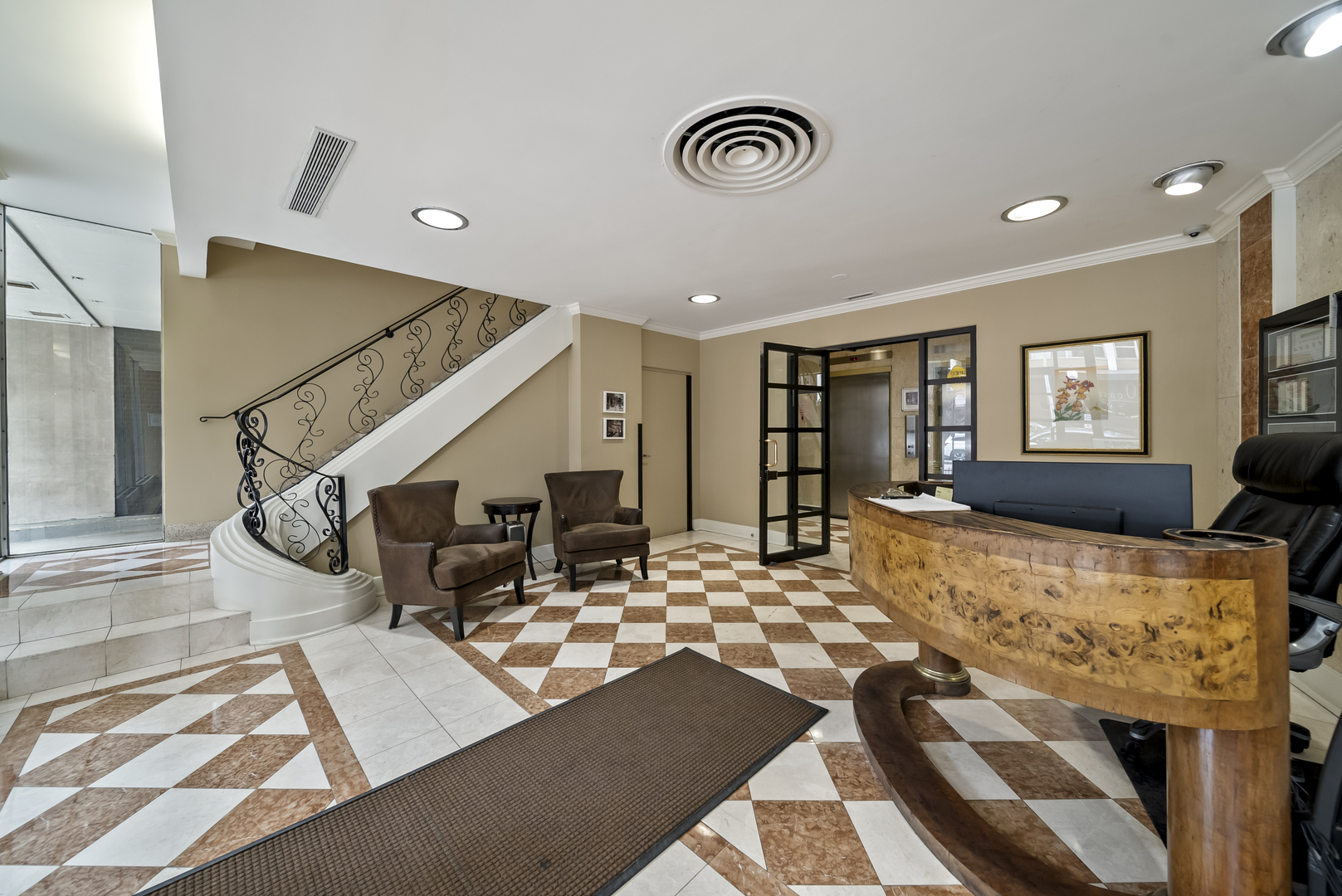 33 E CEDAR Street 19E