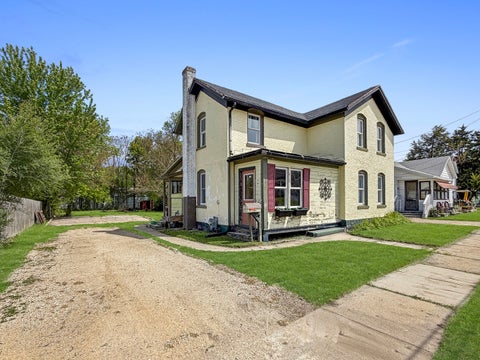 Photo of 922 E Shawnee Street, Freeport, IL 61032 (MLS # 12692084)