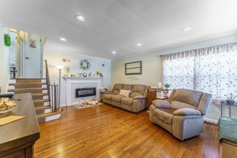 Tiny photo for 745 Manchester Avenue, Westchester, IL 60154 (MLS # 12610486)