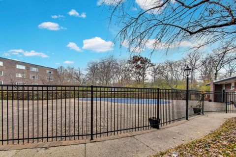 Tiny photo for 140 Franklin Place E #207, Lake Forest, IL 60045 (MLS # 12518485)