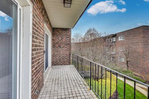 Tiny photo for 140 Franklin Place E #207, Lake Forest, IL 60045 (MLS # 12518485)