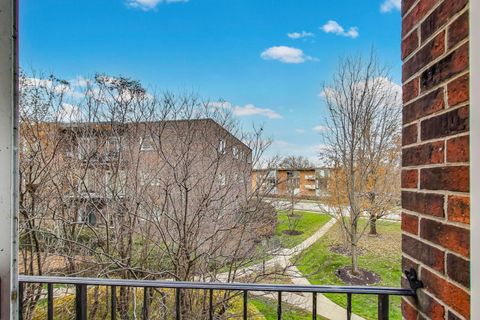 Tiny photo for 140 Franklin Place E #207, Lake Forest, IL 60045 (MLS # 12518485)