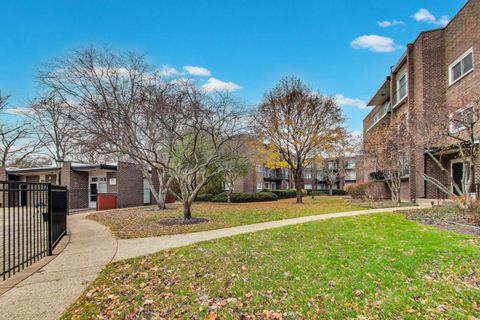 Tiny photo for 140 Franklin Place E #207, Lake Forest, IL 60045 (MLS # 12518485)