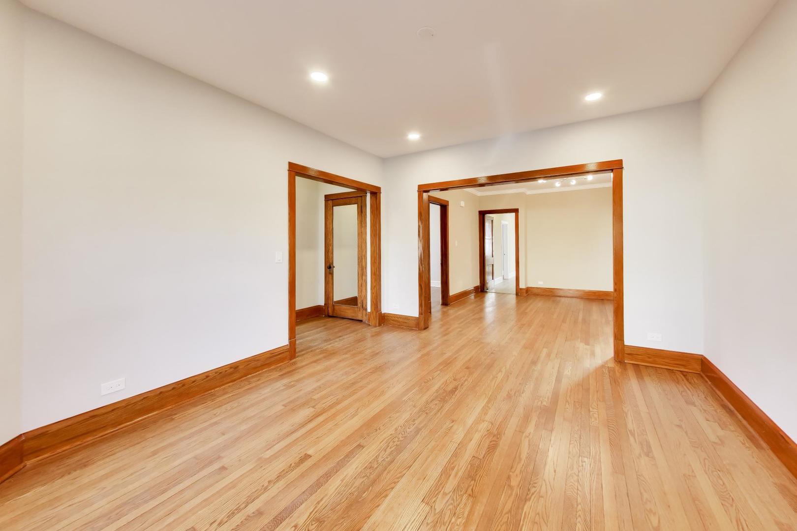 6115 N Hermitage Avenue