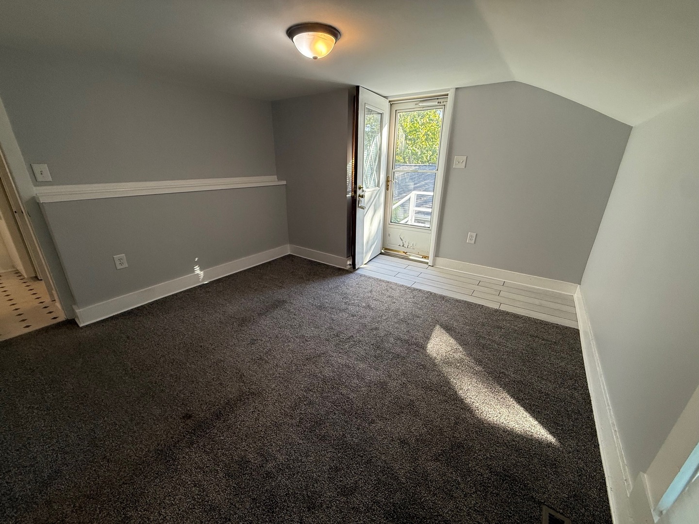 326 1/2 S Walnut Street Upper