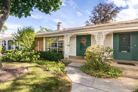 Photo of 713 Carriage Hill Drive, Glenview, IL 60025 (MLS # 12492878)