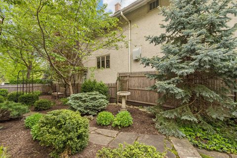 Tiny photo for 515 N Elmwood Avenue, Oak Park, IL 60302 (MLS # 12627321)