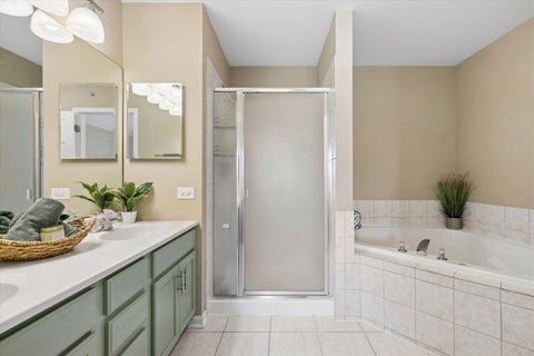 Tiny photo for 2008 Ivy Ridge Drive #2008, Hoffman Estates, IL 60192 (MLS # 12753087)