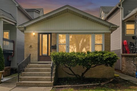 Photo of 4457 W Leland Avenue, Chicago, IL 60630 (MLS # 12624011)